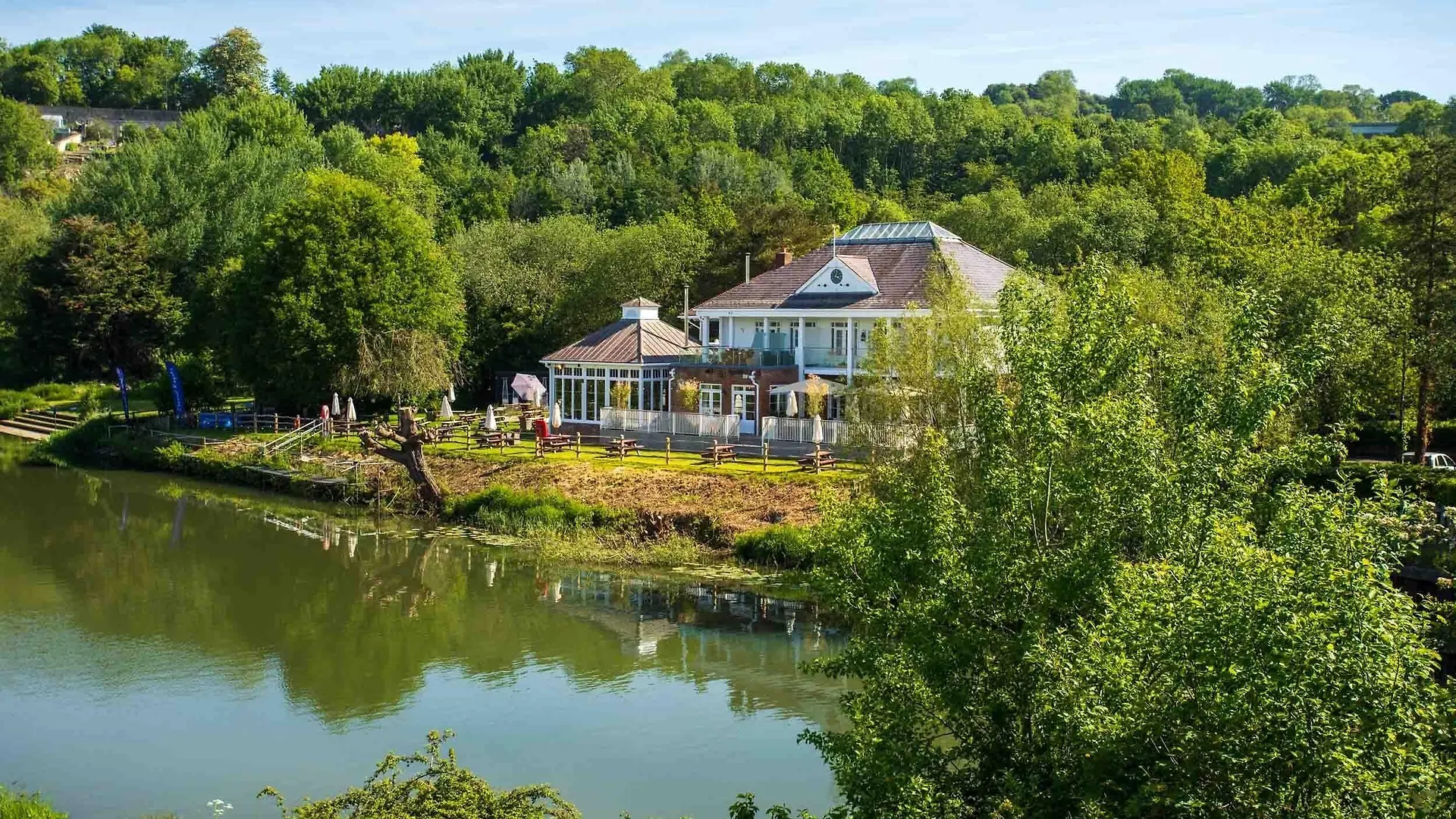 5 Smart Couple Hotels Near American Museum In Britain Worth Booking