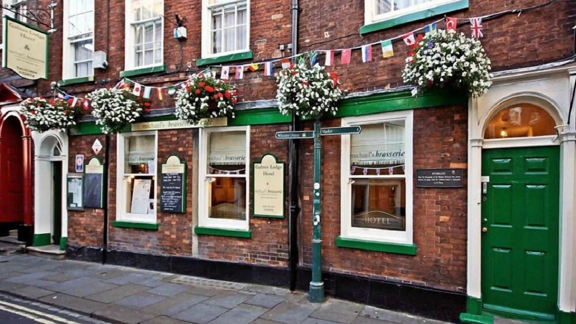 Where to Stay Near Water World York: 4 Hotels for Couples