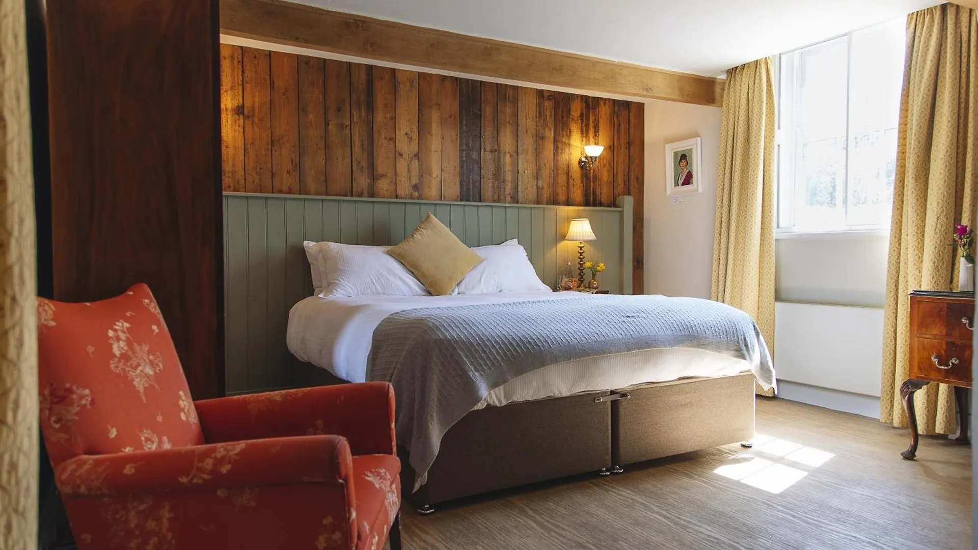 5 Four-Star Hotels Near Donkey Sanctuary That Deliver