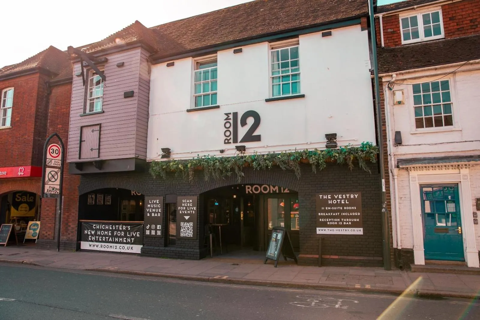 Where to Stay Near Holy Trinity Church: 4 Hotels for Couples