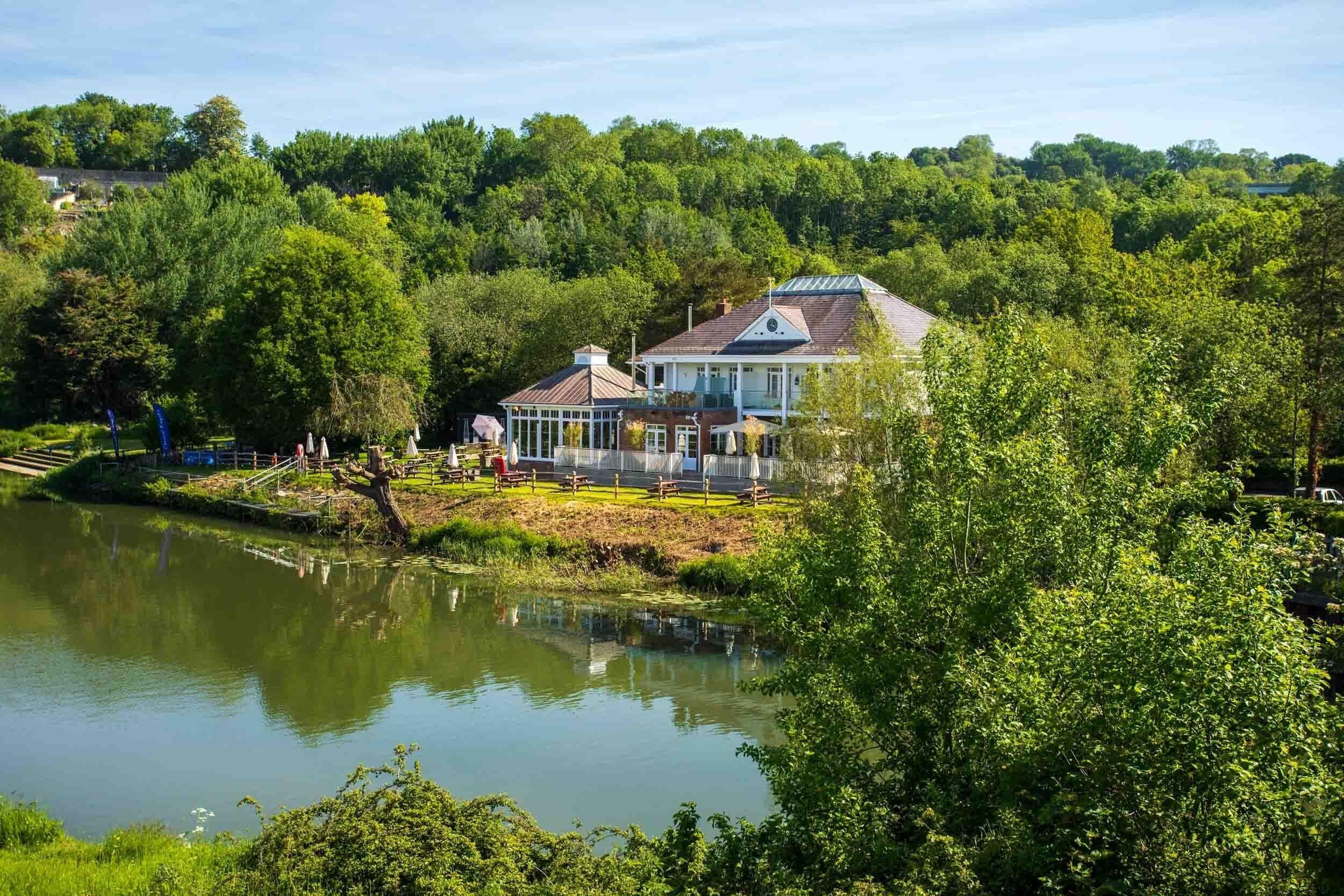 5 Smart Couple Hotels Near American Museum In Britain Worth Booking
