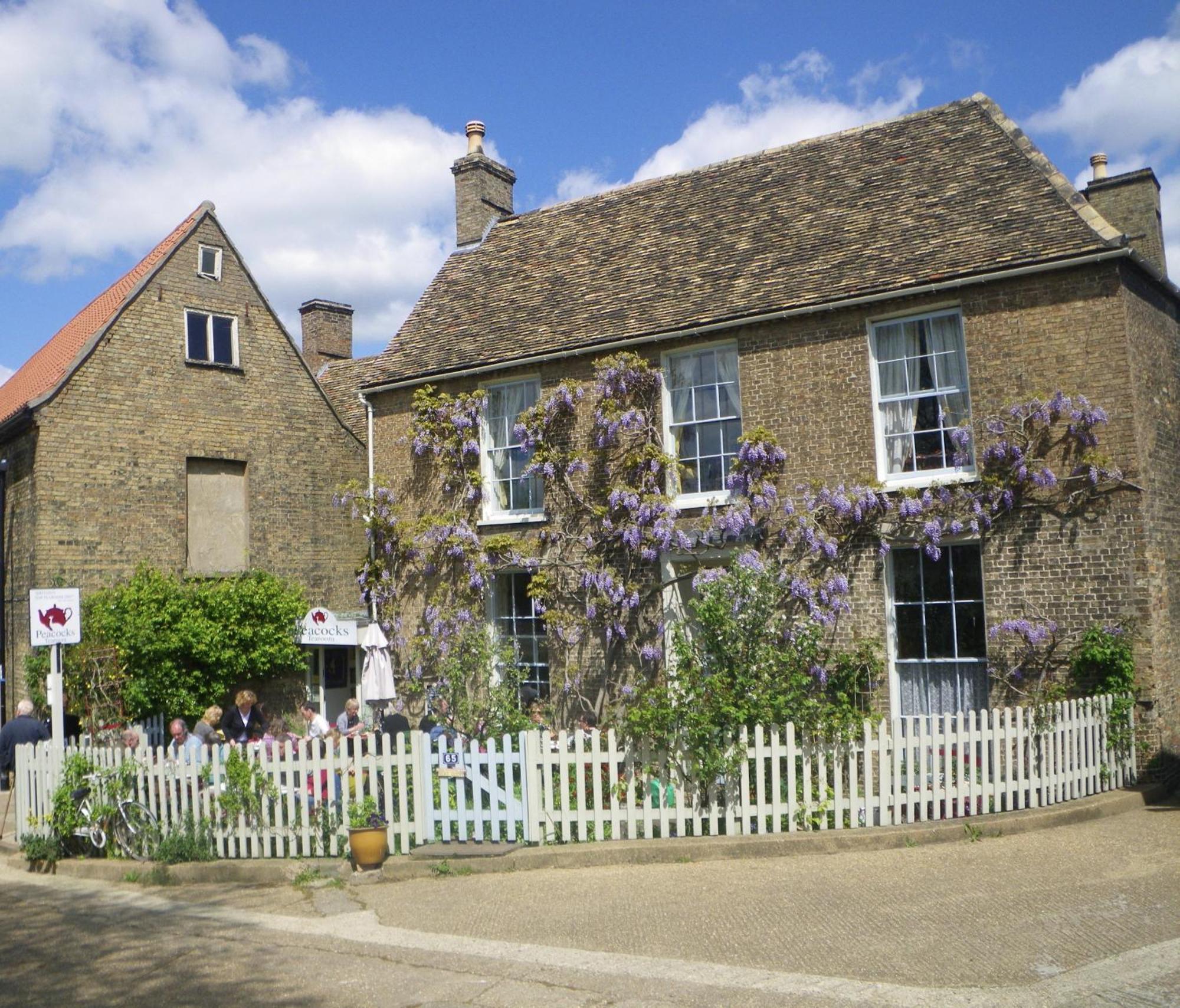 4 Couple Hotels Close to Ely City Golf Club Worth Booking